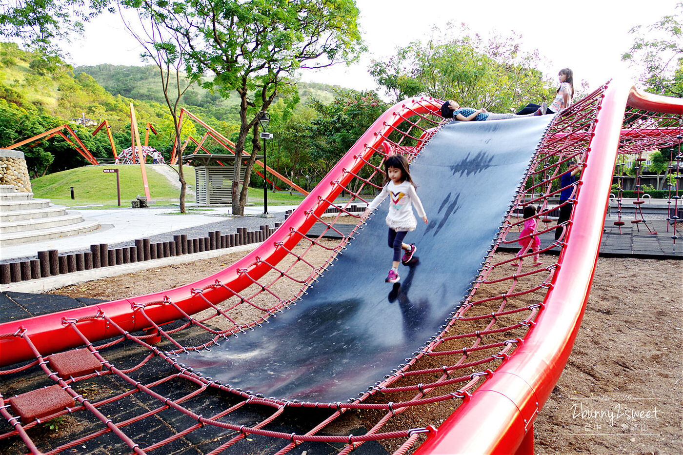 台中親子景點》鰲峰山運動公園 競合體驗遊戲場～媲美日本的無料公園，設施好玩又有設計感的免費公園 @兔兒毛毛姊妹花