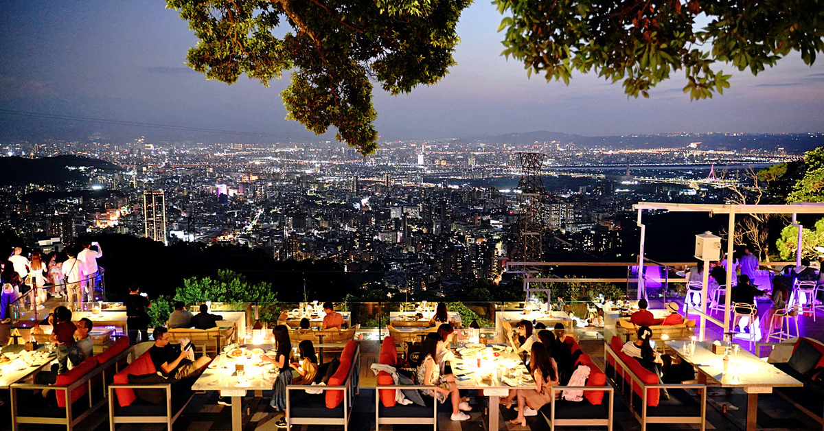 草山夜未眠景觀餐廳｜台北陽明山夜景餐廳吃台菜熱炒，夢幻旋轉木馬免費搭 @兔兒毛毛姊妹花