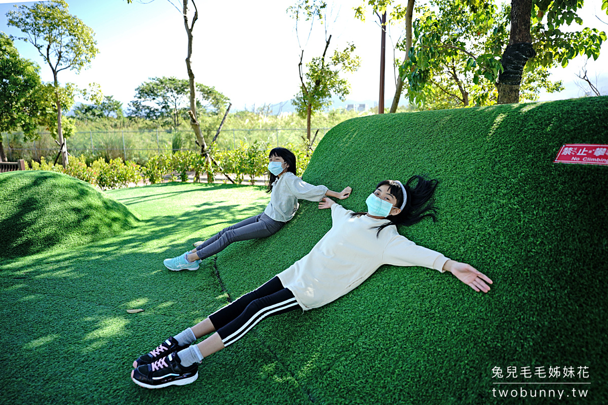 新竹親子景點》竹東台泥公園～超美山丘地景兒童遊戲場，攀爬網、溜滑梯、大沙坑好好玩｜竹東藝術花廊 @兔兒毛毛姊妹花