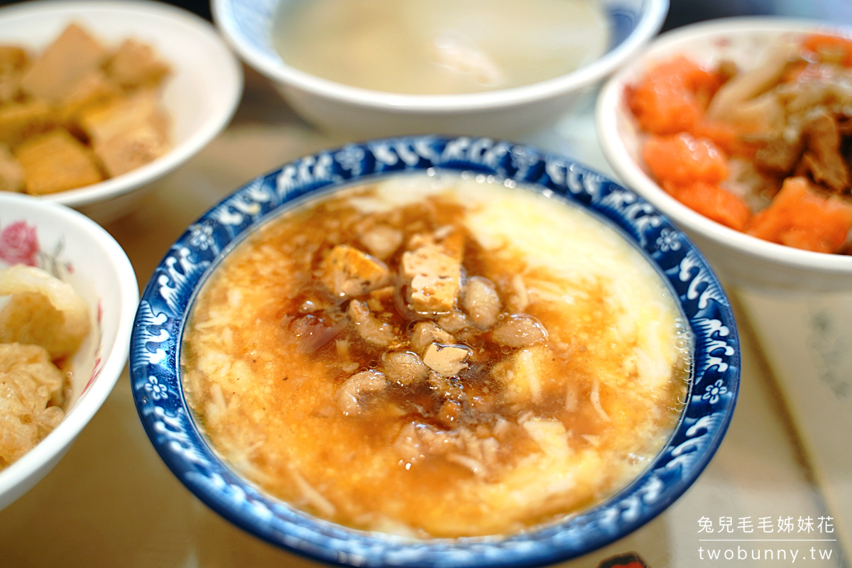 雲林美食【北港朝天宮】廟口小吃這五家必吃!! 煎盤粿、麵線糊、油飯、圓仔湯～通通銅板價 @兔兒毛毛姊妹花