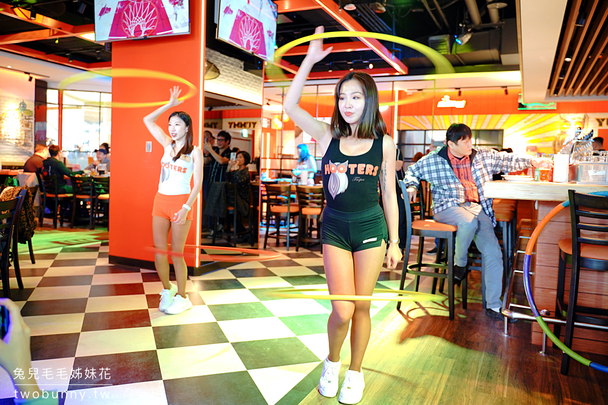 新竹美食》HOOTERS美式餐廳竹北店～呼拉圈秀 姊姊陪玩，遠百竹北最佳老公、小孩寄放處 @兔兒毛毛姊妹花