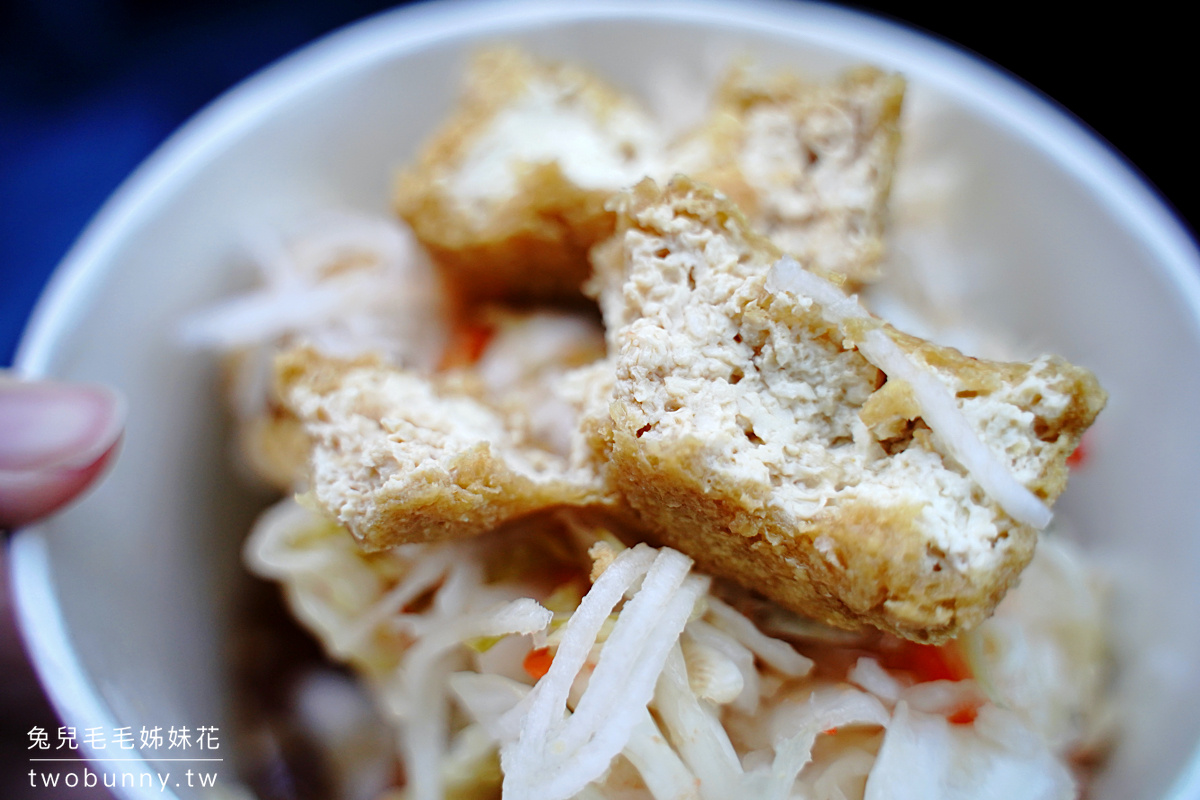 花蓮美食》玉里橋頭臭豆腐~花蓮必吃排隊美食!! 三鍋輪炸的臭豆腐真的有夠酥脆～ @兔兒毛毛姊妹花