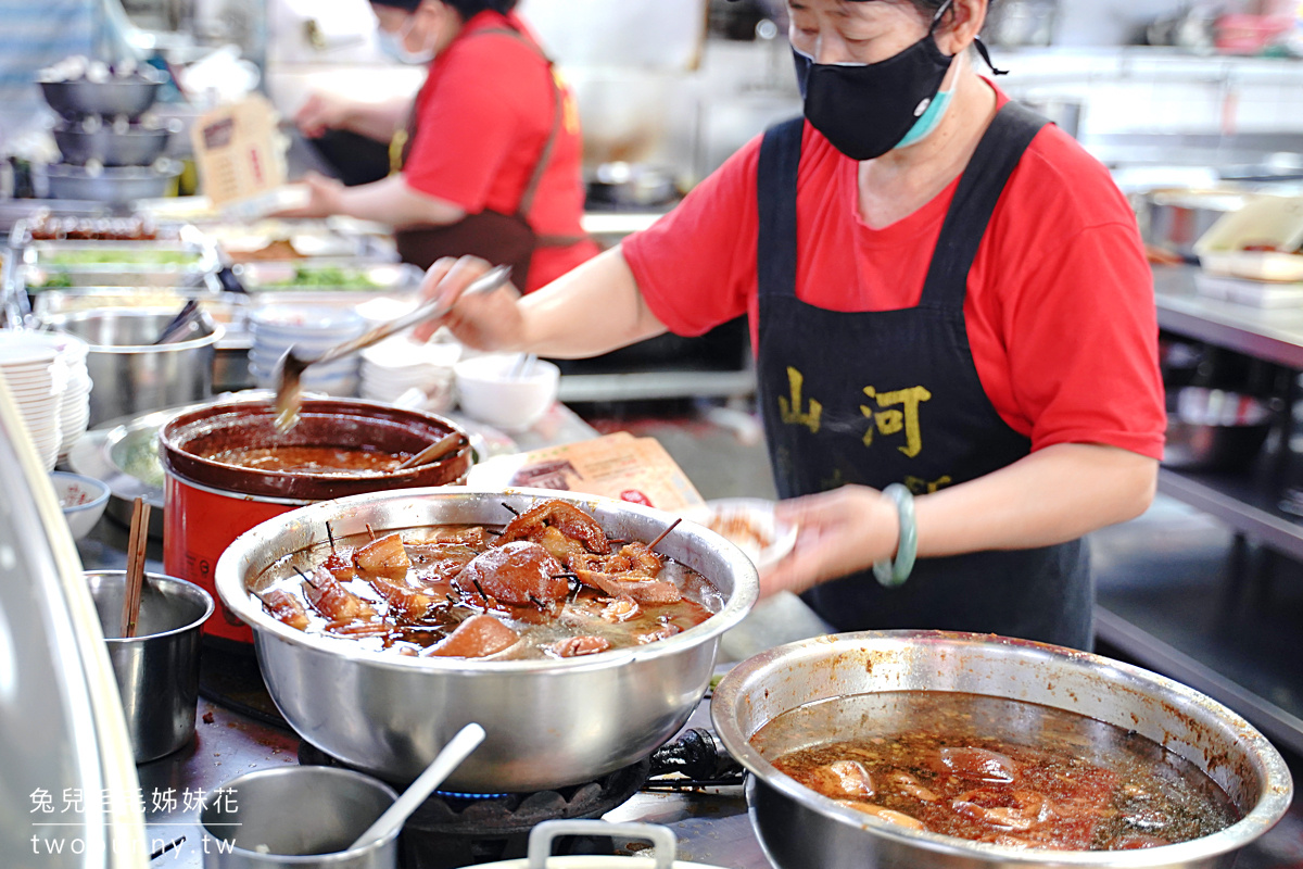 台中美食》第二市場 山河魯肉飯～軟嫩入味的爌肉搭配半熟蛋就是銷魂，再來碗在地特產麻薏湯就完美了 @兔兒毛毛姊妹花