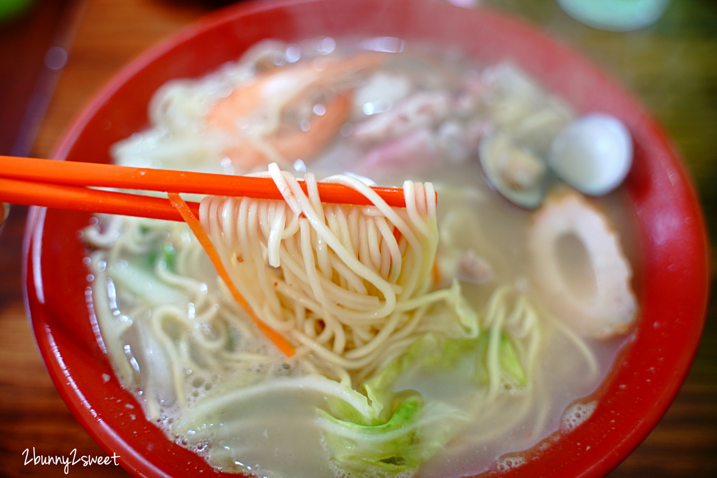 八斗子美食》炭井臭豆腐～不只有超酥脆皮臭豆腐，厲害的其實是鮮美透抽米粉啊!! @兔兒毛毛姊妹花