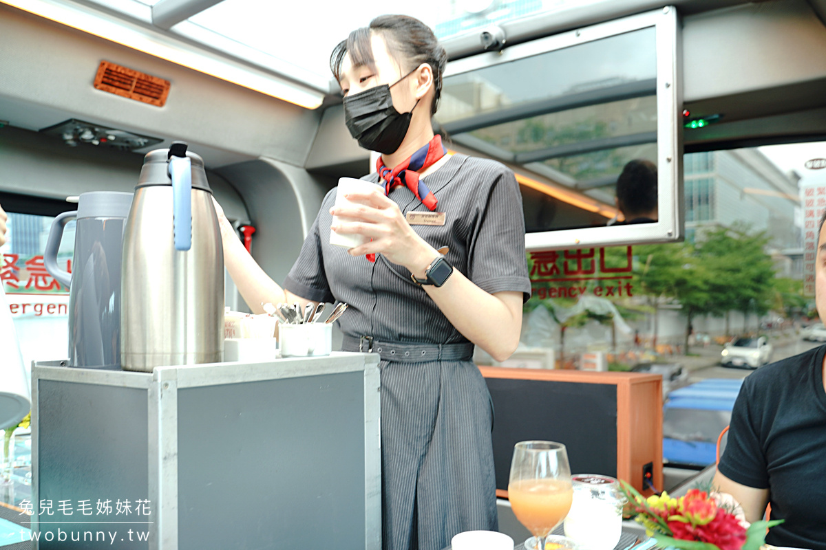 台北雙層餐車》全台唯一美食觀光巴士～全景玻璃天窗雙層巴士邊看台北 101 邊享用米其林大餐 @兔兒毛毛姊妹花