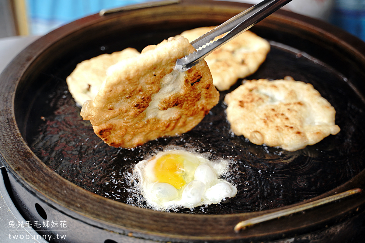 澎湖美食》老李胡椒餅～澎湖唯一古法炭烤胡椒餅，內行人必點脆中帶Q的老麵炸蛋蔥油餅 @兔兒毛毛姊妹花