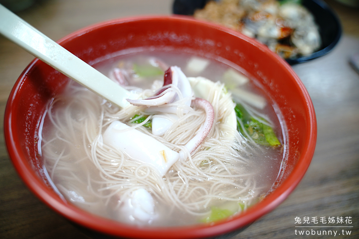 澎湖美食》原味漁村小吃~非用餐時間也坐滿滿!! 必吃小管麵線、鮮蚵滷肉飯 @兔兒毛毛姊妹花