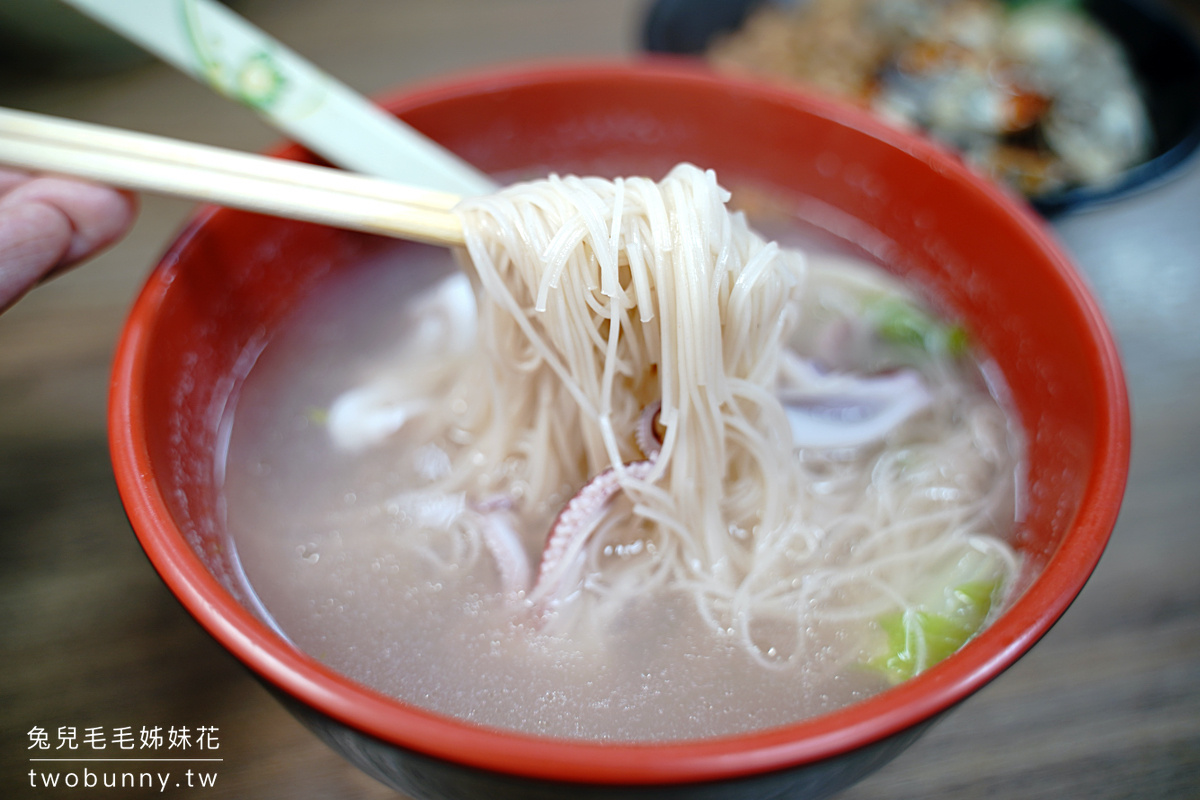 澎湖美食》原味漁村小吃~非用餐時間也坐滿滿!! 必吃小管麵線、鮮蚵滷肉飯 @兔兒毛毛姊妹花