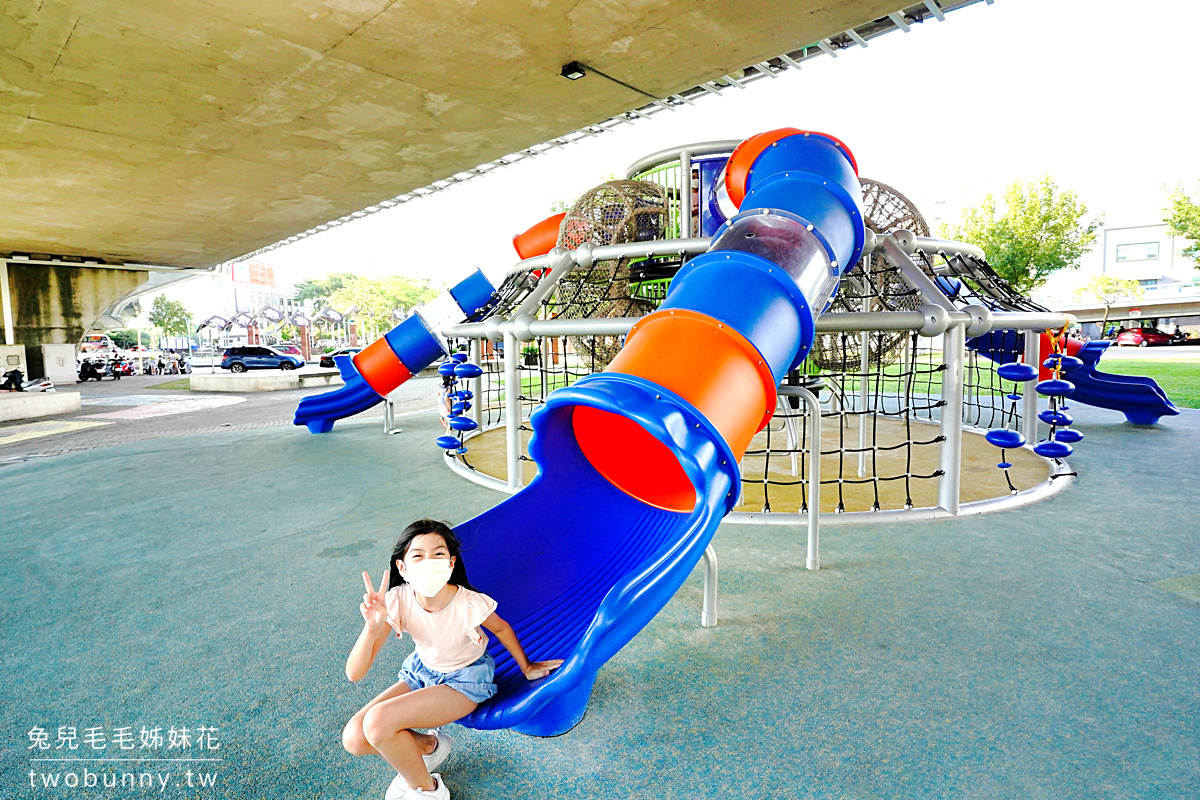 嘉義親子景點》番仔溝公園～路橋下的機器人主題兒童遊戲場，遛小孩免曬太陽 @兔兒毛毛姊妹花