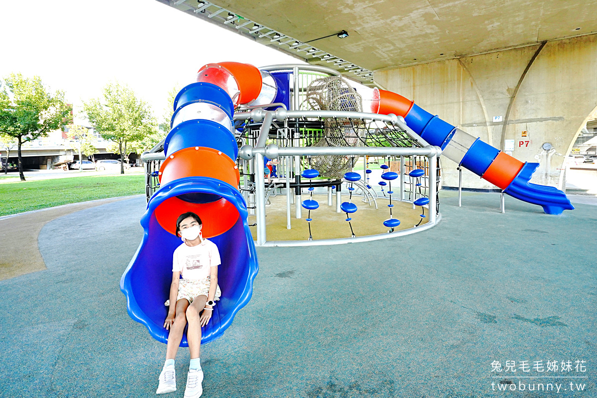 嘉義親子景點》番仔溝公園～路橋下的機器人主題兒童遊戲場，遛小孩免曬太陽 @兔兒毛毛姊妹花