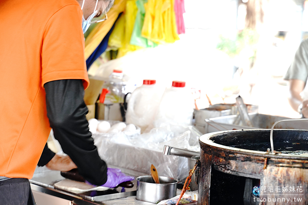 宜蘭頭城美食》頭城車站阿伯炸蛋蔥油餅～食尚玩家激推的雲朵蔥油餅真的好吃嗎？ @兔兒毛毛姊妹花