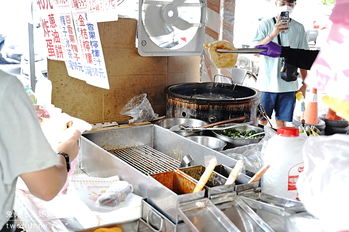 宜蘭頭城美食》頭城車站阿伯炸蛋蔥油餅～食尚玩家激推的雲朵蔥油餅真的好吃嗎？ @兔兒毛毛姊妹花