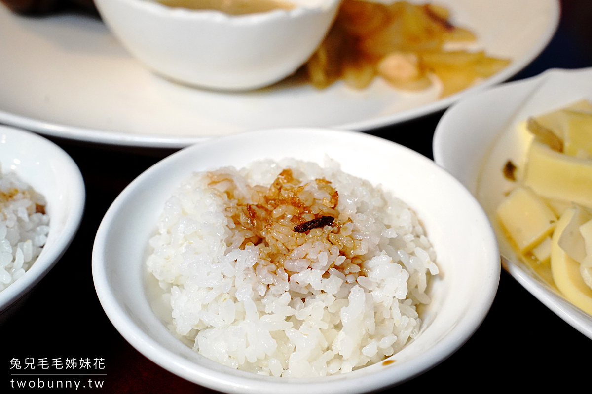 番割田甕缸雞｜蘇澳必吃皮脆肉多汁烤雞太美味，每到用餐時間就排隊!! @兔兒毛毛姊妹花