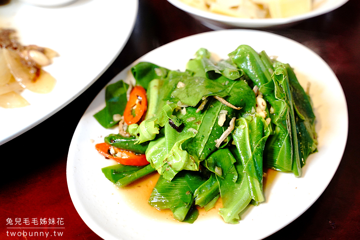 番割田甕缸雞｜蘇澳必吃皮脆肉多汁烤雞太美味，每到用餐時間就排隊!! @兔兒毛毛姊妹花