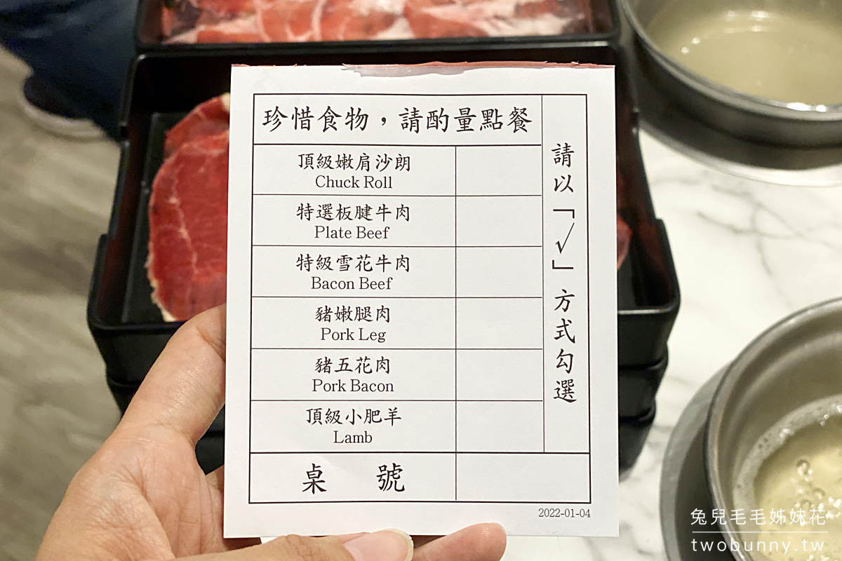 小巨蛋美食》鍋爸涮涮鍋~500元火鍋吃到飽!! 肉片有嫩，滿滿海鮮、火鍋料，連熟食都強到爆 @兔兒毛毛姊妹花