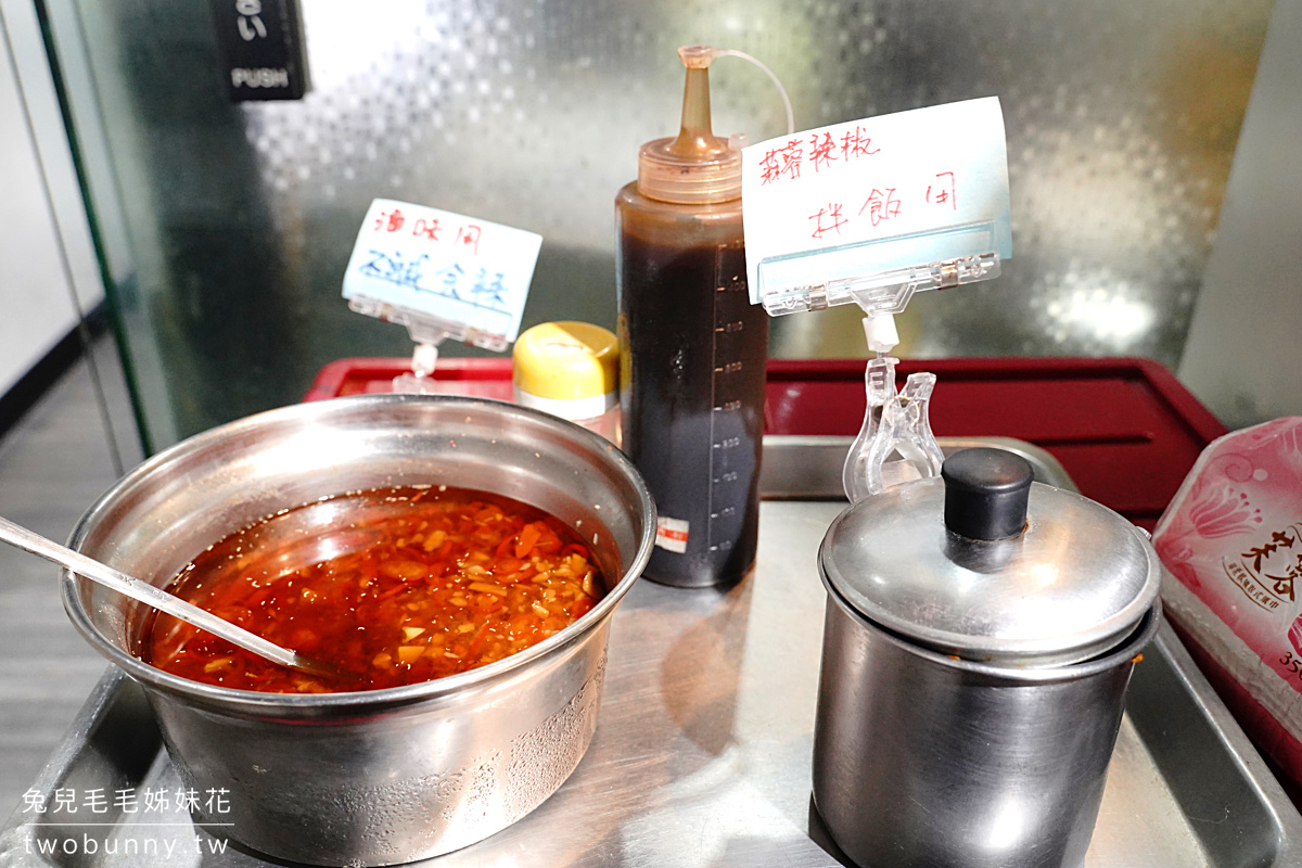 遼寧夜市美食》老牛牛肉肉燥飯～牛燥飯、蔥油雞飯都必點，一定要加爆漿荷包蛋!! @兔兒毛毛姊妹花