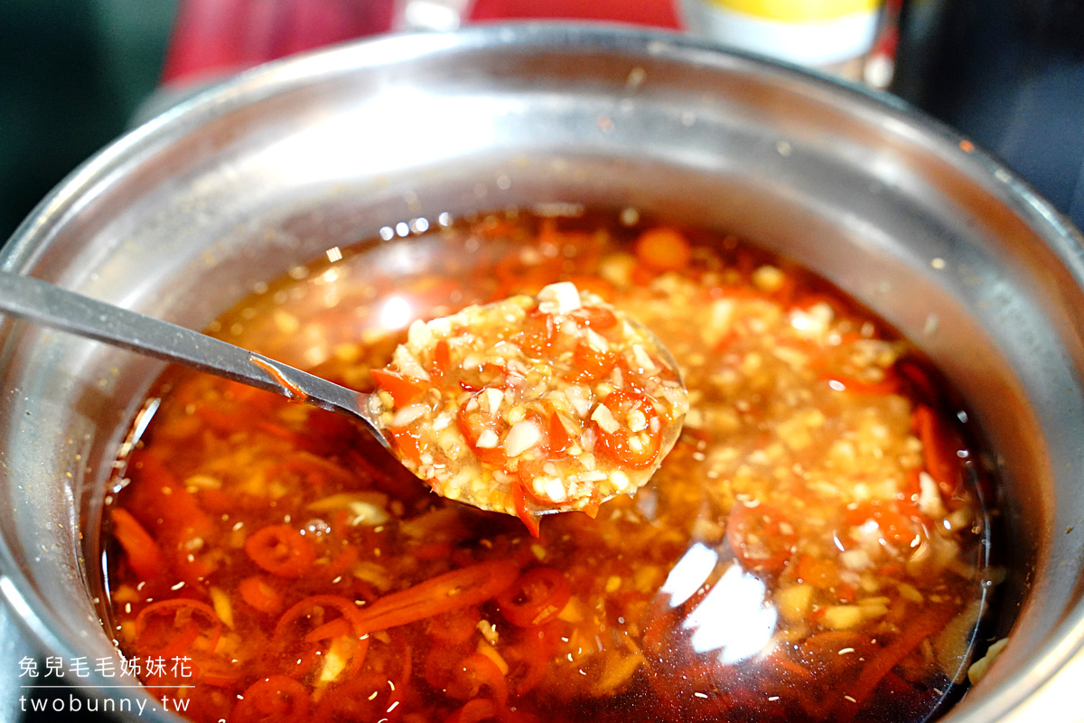 遼寧夜市美食》老牛牛肉肉燥飯～牛燥飯、蔥油雞飯都必點，一定要加爆漿荷包蛋!! @兔兒毛毛姊妹花