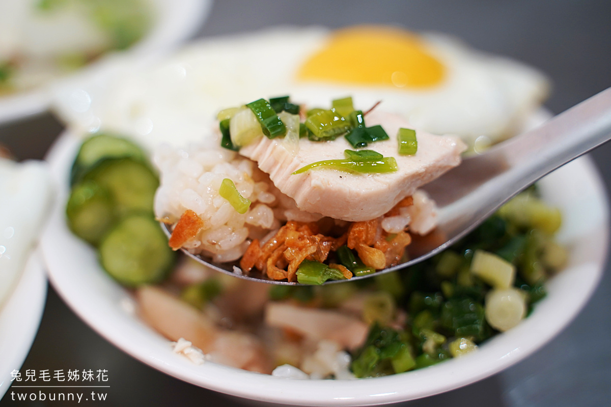 遼寧夜市美食》老牛牛肉肉燥飯～牛燥飯、蔥油雞飯都必點，一定要加爆漿荷包蛋!! @兔兒毛毛姊妹花