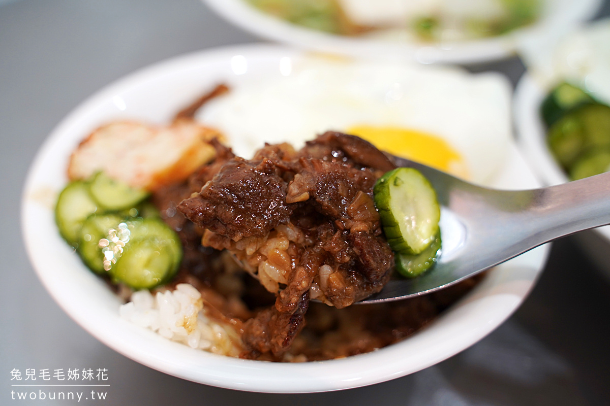 遼寧夜市美食》老牛牛肉肉燥飯～牛燥飯、蔥油雞飯都必點，一定要加爆漿荷包蛋!! @兔兒毛毛姊妹花