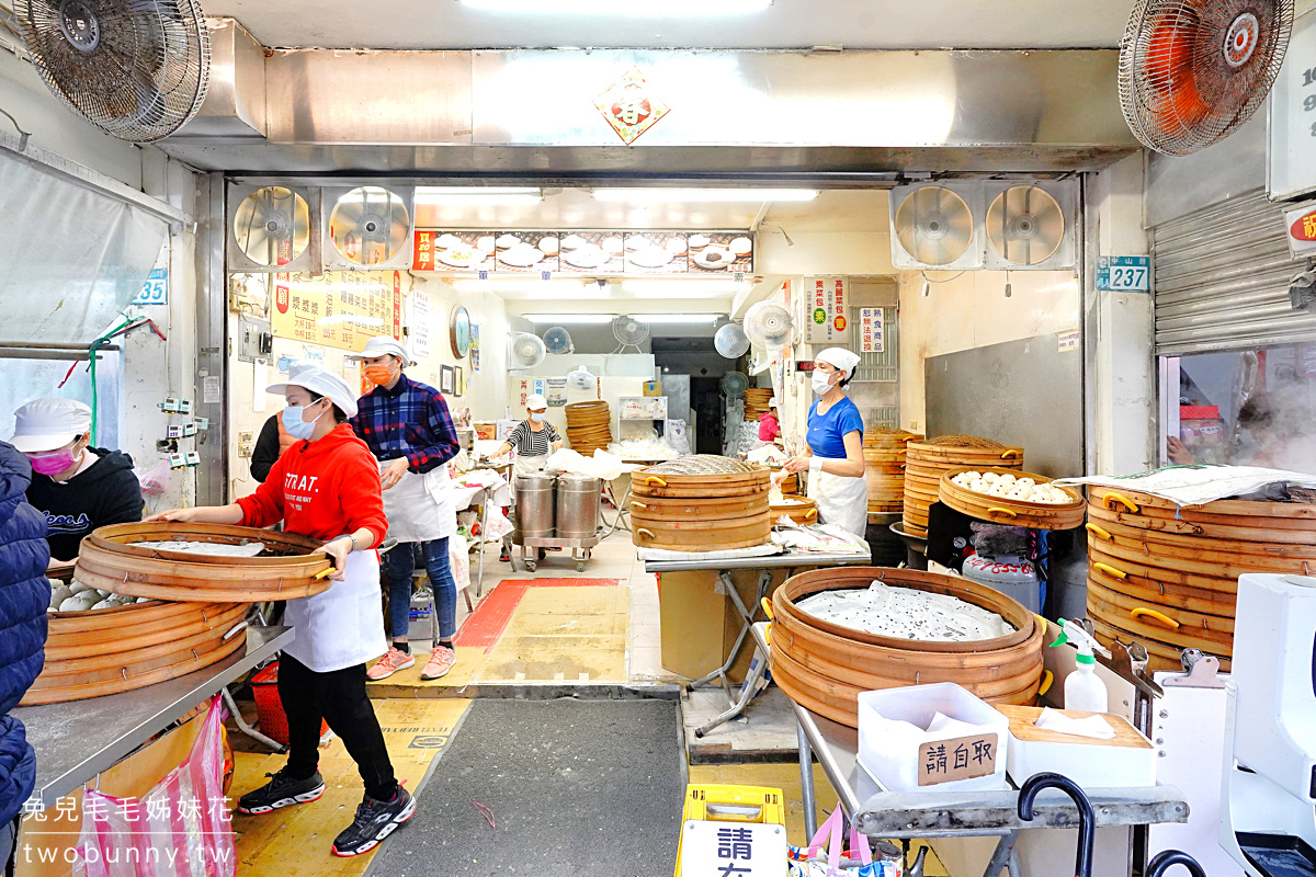 金山老街美食「金山王肉包」不論平假日都超熱賣的老字號包子店!! 在地人都10顆起跳的買 @兔兒毛毛姊妹花