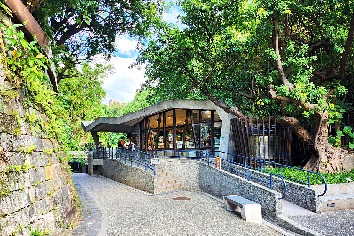 北投免費景點【地熱谷公園】裊裊白煙瀰漫的藍綠色夢幻湖泊，享受世界唯二青磺鐳泉手湯 @兔兒毛毛姊妹花