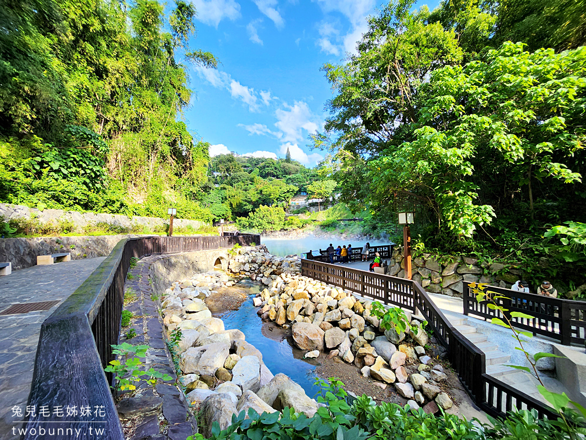 北投免費景點【地熱谷公園】裊裊白煙瀰漫的藍綠色夢幻湖泊，享受世界唯二青磺鐳泉手湯 @兔兒毛毛姊妹花