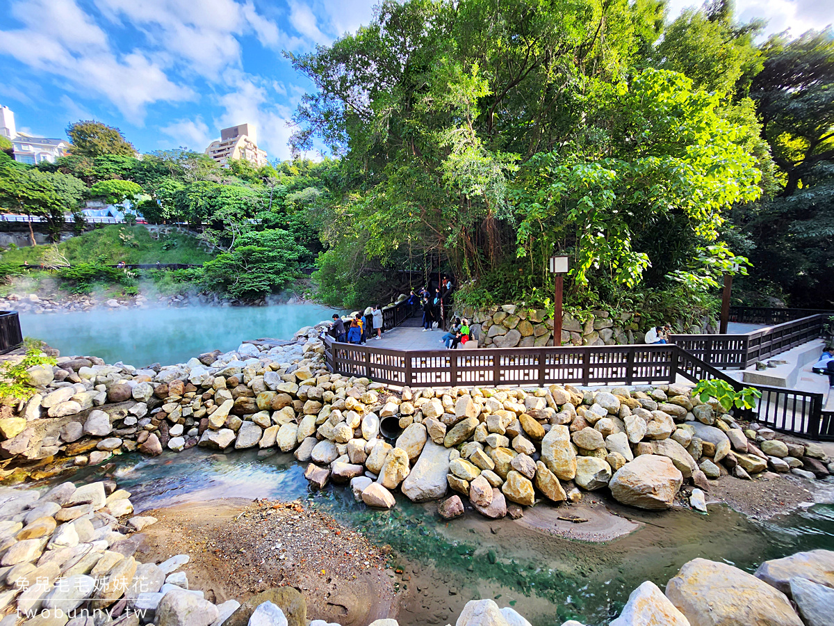 北投免費景點【地熱谷公園】裊裊白煙瀰漫的藍綠色夢幻湖泊，享受世界唯二青磺鐳泉手湯 @兔兒毛毛姊妹花