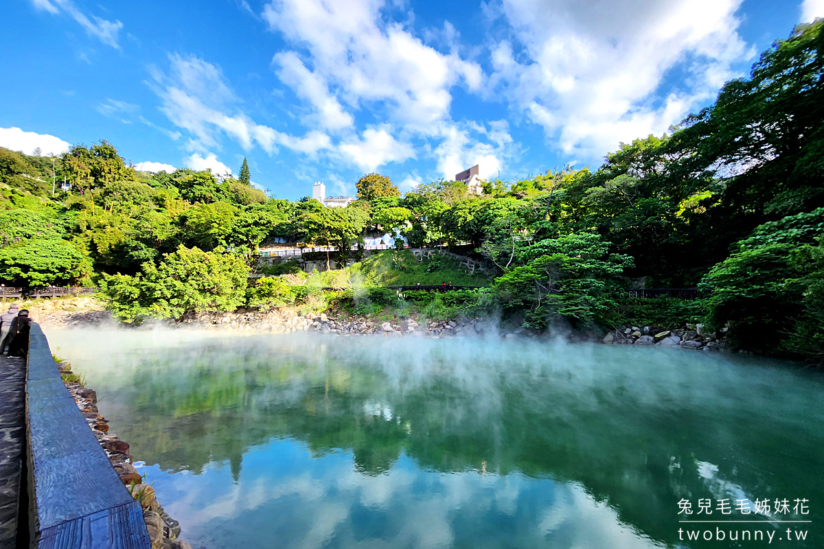 北投免費景點【地熱谷公園】裊裊白煙瀰漫的藍綠色夢幻湖泊，享受世界唯二青磺鐳泉手湯 @兔兒毛毛姊妹花