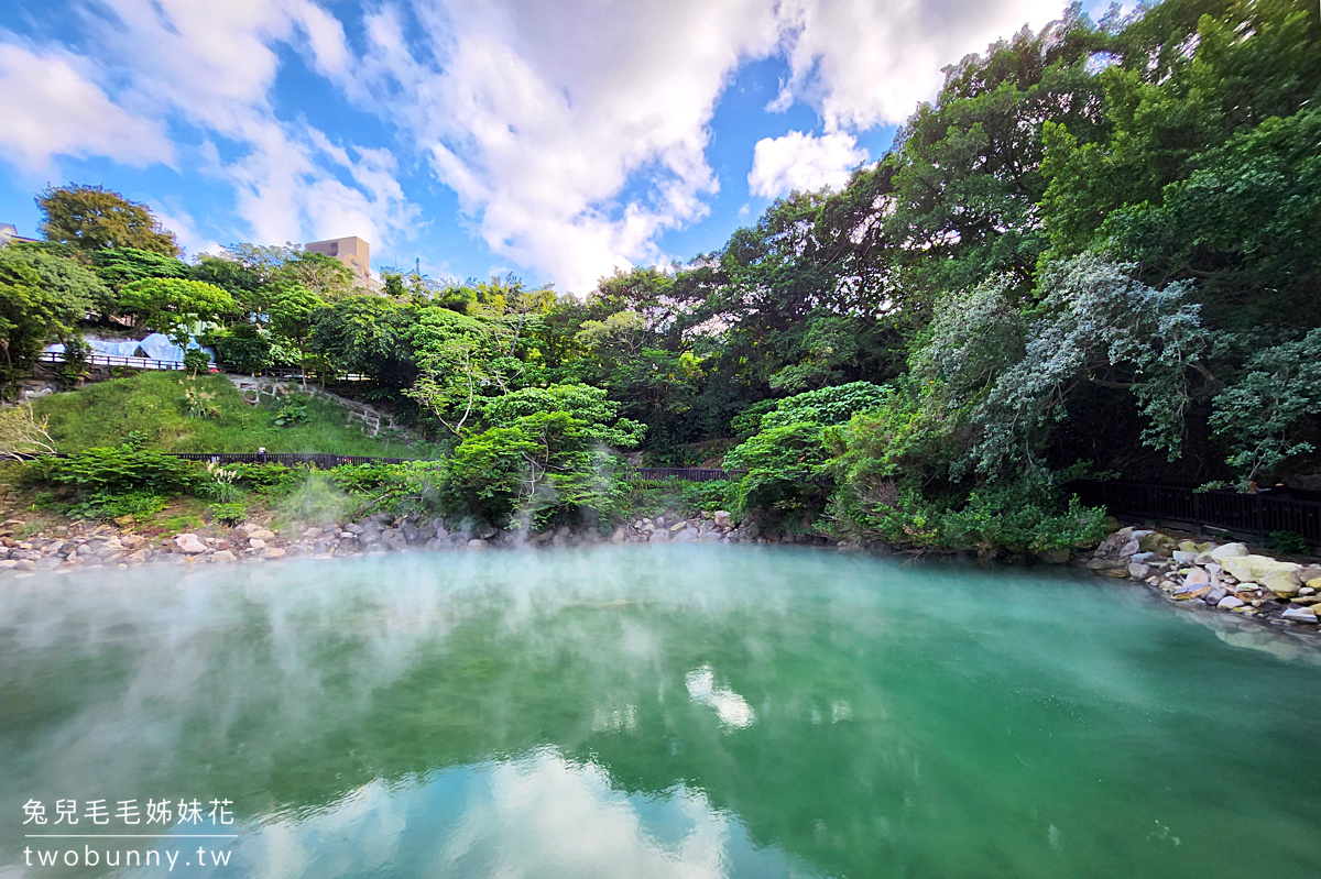 北投免費景點【地熱谷公園】裊裊白煙瀰漫的藍綠色夢幻湖泊，享受世界唯二青磺鐳泉手湯 @兔兒毛毛姊妹花