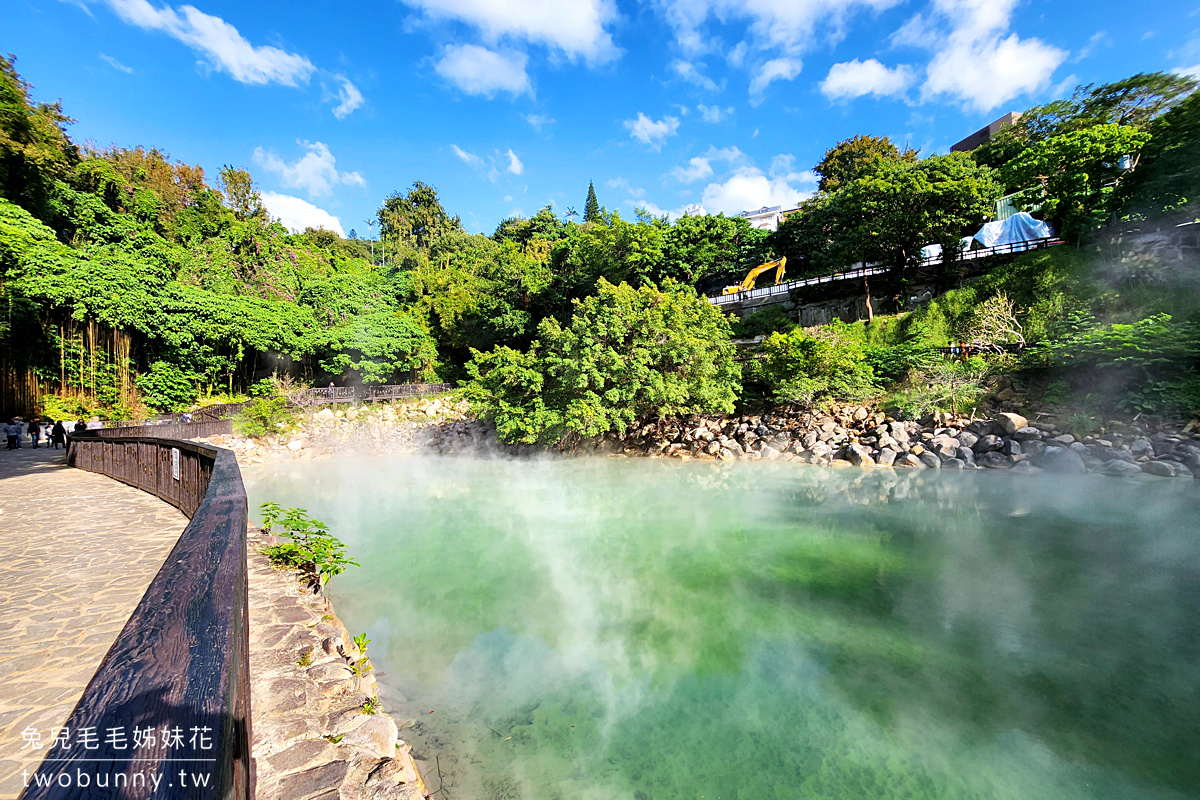 北投免費景點【地熱谷公園】裊裊白煙瀰漫的藍綠色夢幻湖泊，享受世界唯二青磺鐳泉手湯 @兔兒毛毛姊妹花