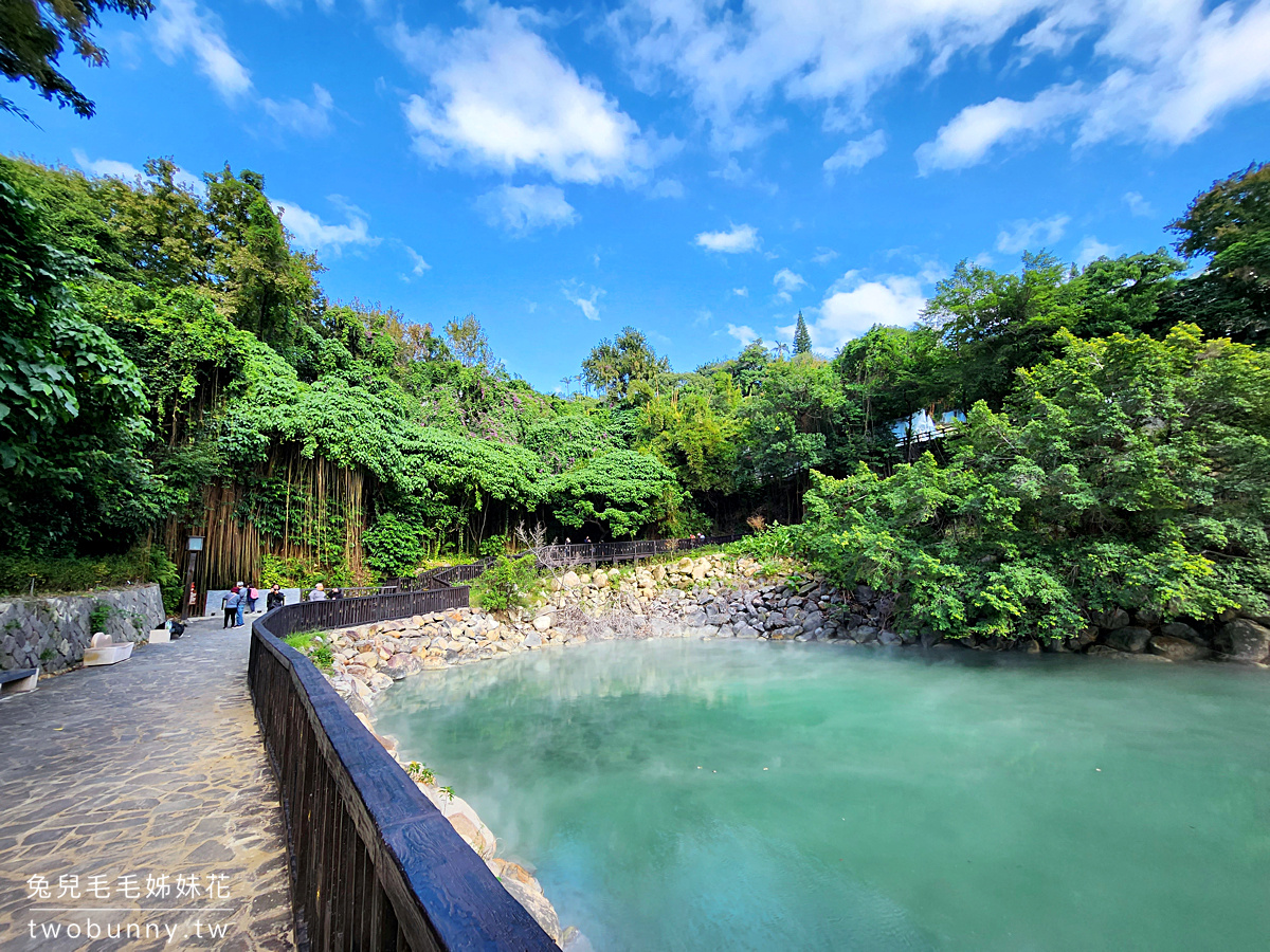 北投免費景點【地熱谷公園】裊裊白煙瀰漫的藍綠色夢幻湖泊，享受世界唯二青磺鐳泉手湯 @兔兒毛毛姊妹花