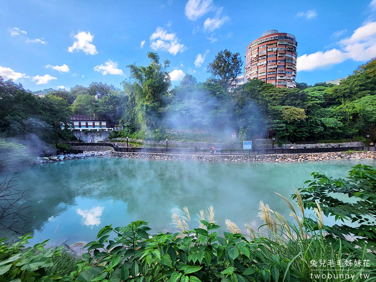 北投免費景點【地熱谷公園】裊裊白煙瀰漫的藍綠色夢幻湖泊，享受世界唯二青磺鐳泉手湯 @兔兒毛毛姊妹花