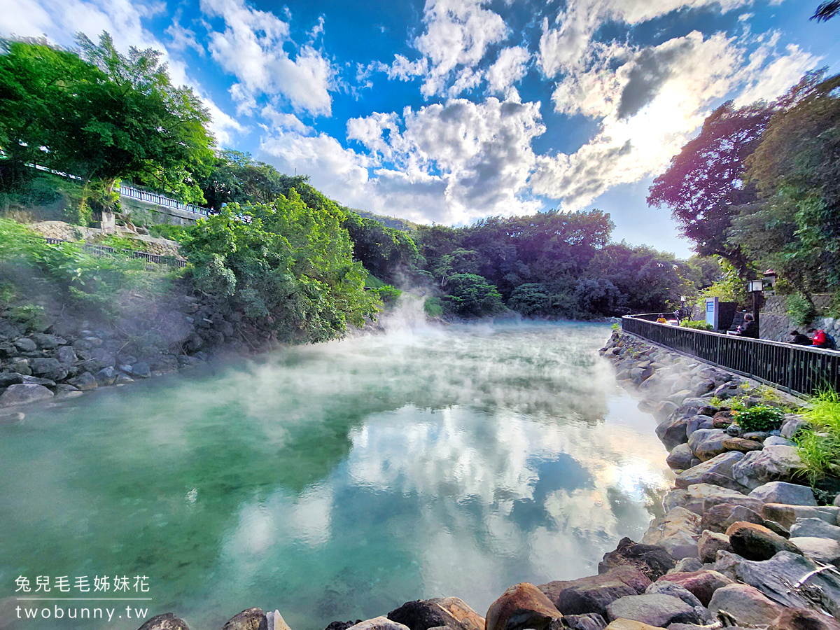 北投免費景點【地熱谷公園】裊裊白煙瀰漫的藍綠色夢幻湖泊，享受世界唯二青磺鐳泉手湯 @兔兒毛毛姊妹花