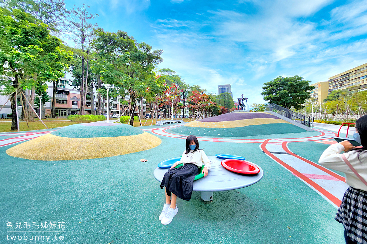 高雄特色公園》左營綠園道大地遊戲場~果貿社區兒童公園，4米攀爬架尬金屬滑梯超嗨 @兔兒毛毛姊妹花