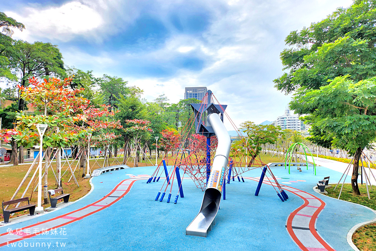 高雄特色公園》左營綠園道大地遊戲場~果貿社區兒童公園，4米攀爬架尬金屬滑梯超嗨 @兔兒毛毛姊妹花