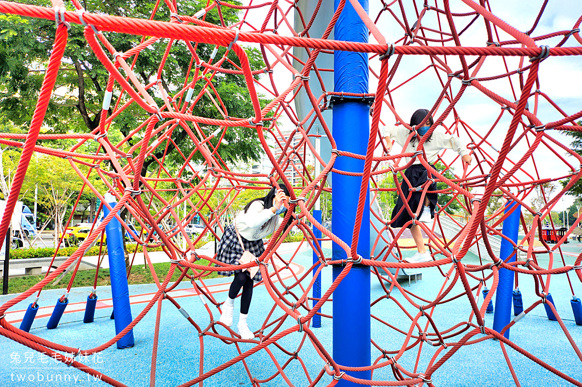 高雄特色公園》左營綠園道大地遊戲場~果貿社區兒童公園，4米攀爬架尬金屬滑梯超嗨 @兔兒毛毛姊妹花