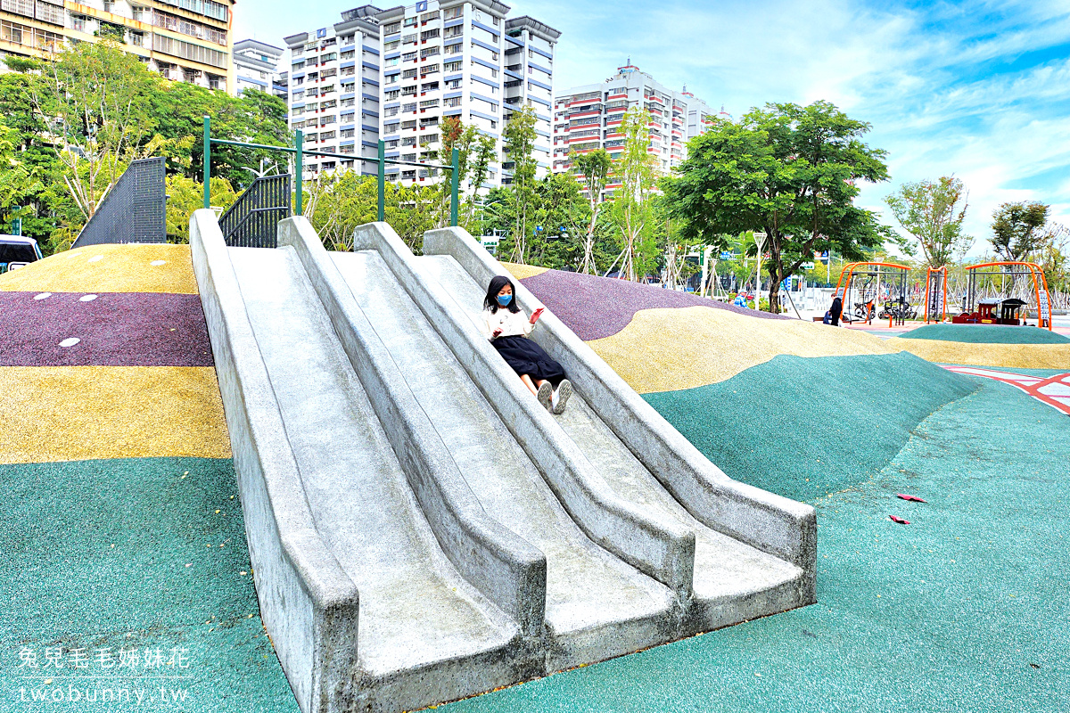 高雄特色公園》左營綠園道大地遊戲場~果貿社區兒童公園，4米攀爬架尬金屬滑梯超嗨 @兔兒毛毛姊妹花