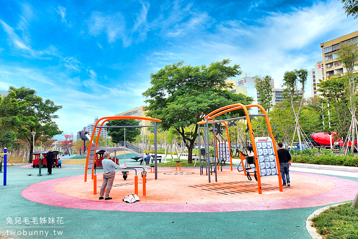 高雄特色公園》左營綠園道大地遊戲場~果貿社區兒童公園，4米攀爬架尬金屬滑梯超嗨 @兔兒毛毛姊妹花