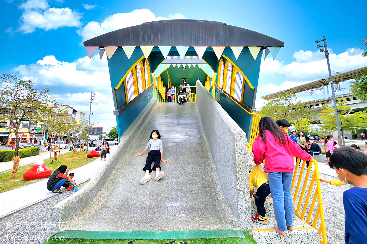 屏東特色公園》林邊飛天火車親子公園｜30公尺馬卡龍火車、蓮霧森林遊戲場太好玩 @兔兒毛毛姊妹花