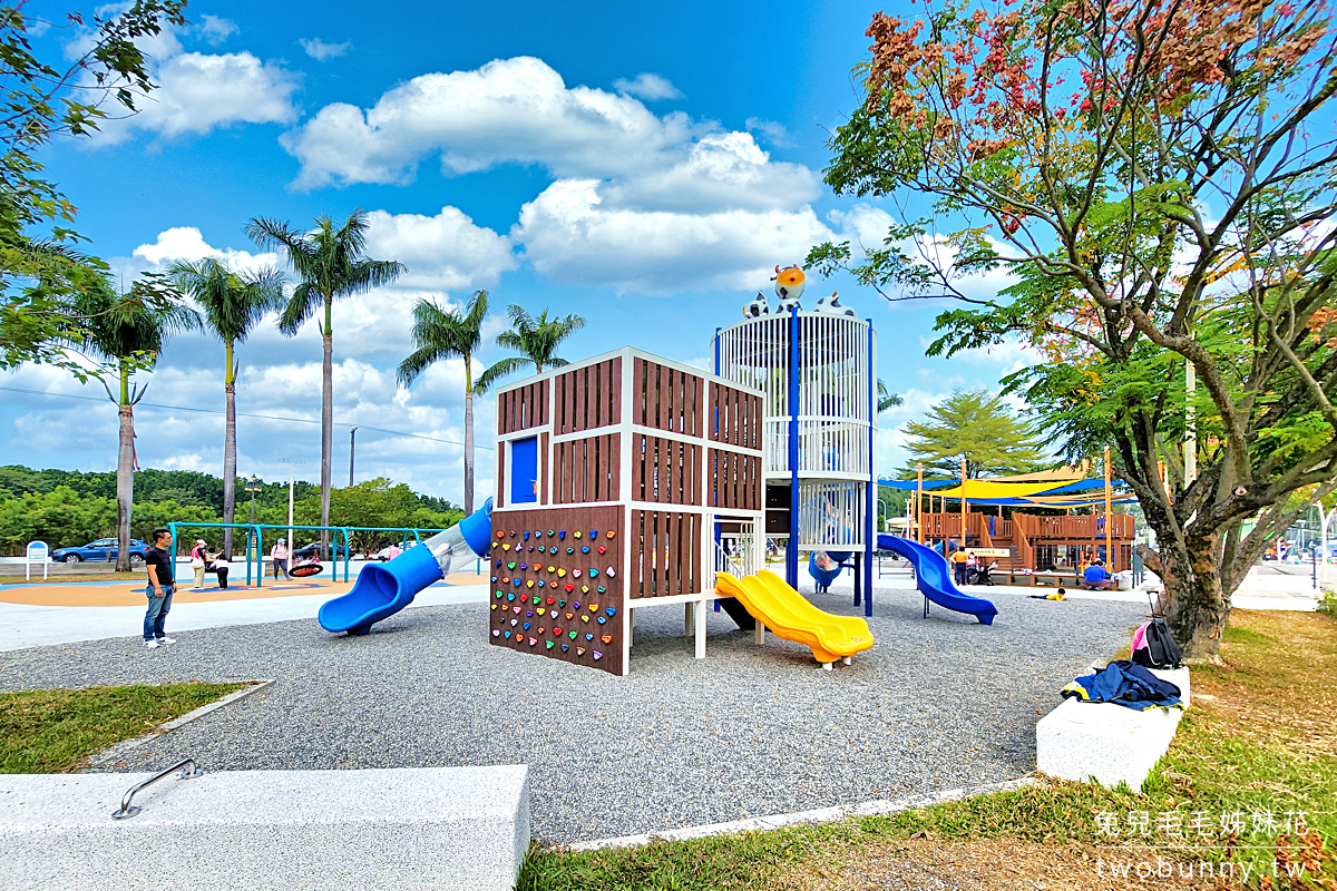 屏東特色公園》萬丹公園兒童遊戲場~牛牛雙塔滑梯、遮陽沙坑、戲水區很有得玩 @兔兒毛毛姊妹花