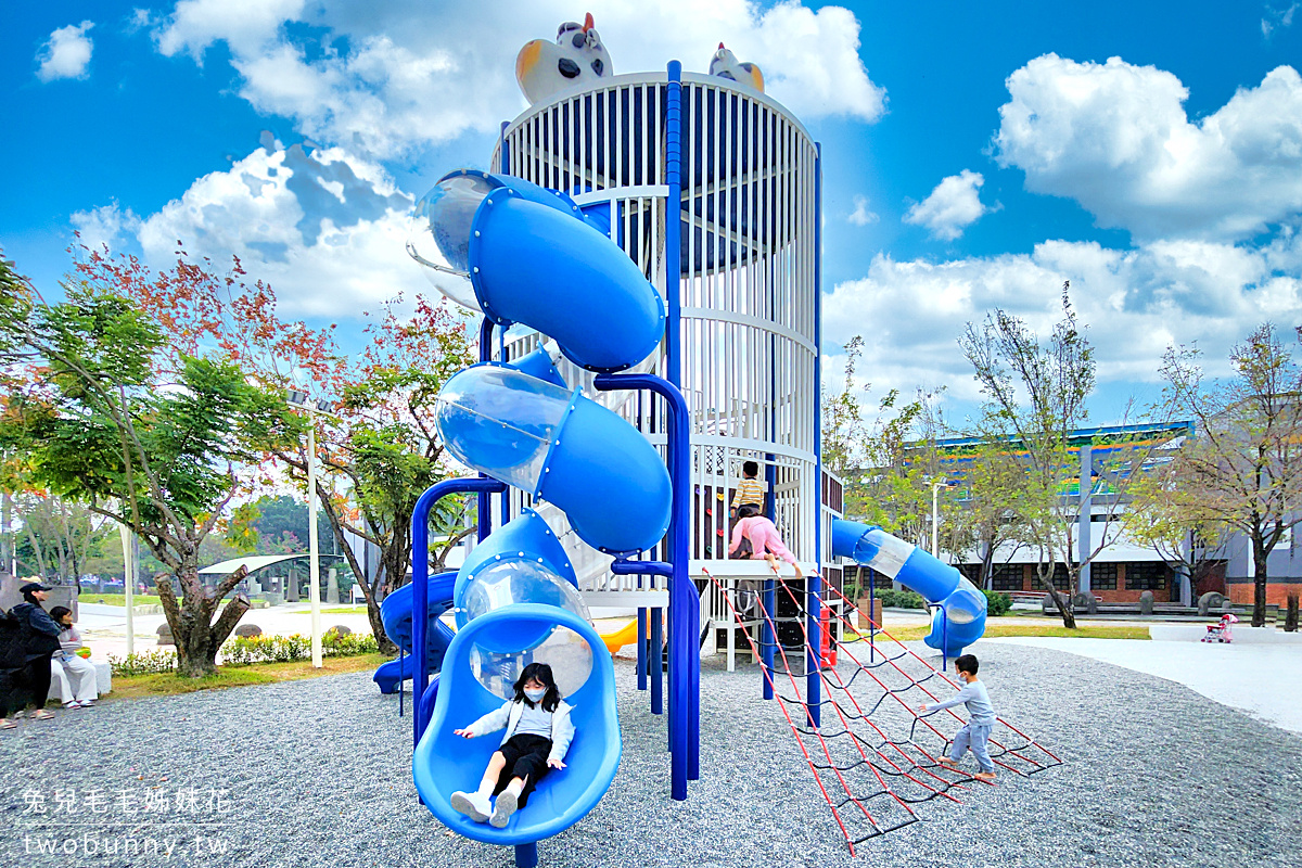 屏東特色公園》萬丹公園兒童遊戲場~牛牛雙塔滑梯、遮陽沙坑、戲水區很有得玩 @兔兒毛毛姊妹花