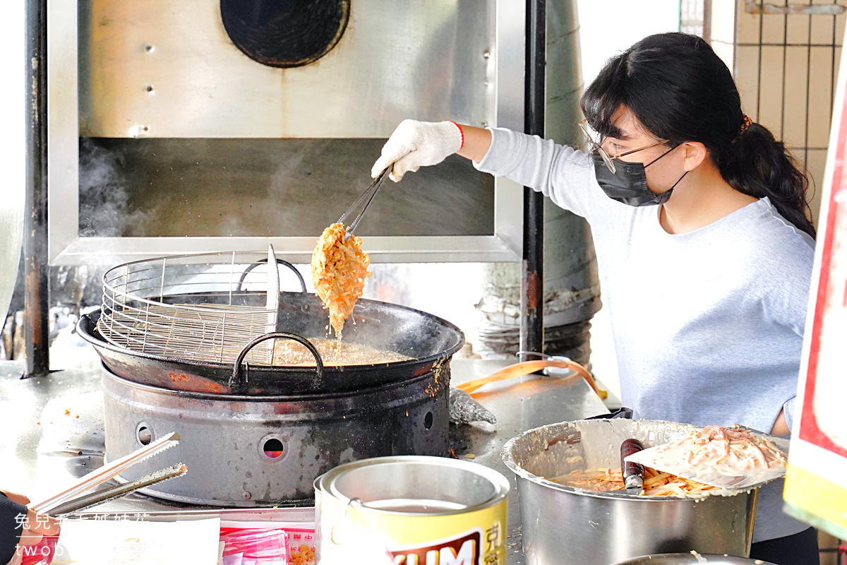 礁溪美食【春捲伯】一開店就排隊的古早味銅板美食!! 韭菜春捲＋炸蝦餅只要 55 元 @兔兒毛毛姊妹花