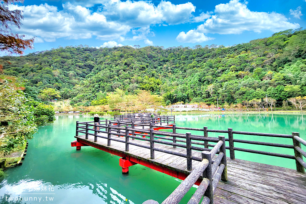 宜蘭落羽松【望龍埤】綠色湖水、紅色曲橋搭配湖畔落羽松就是美，宜蘭員山免費景點 @兔兒毛毛姊妹花