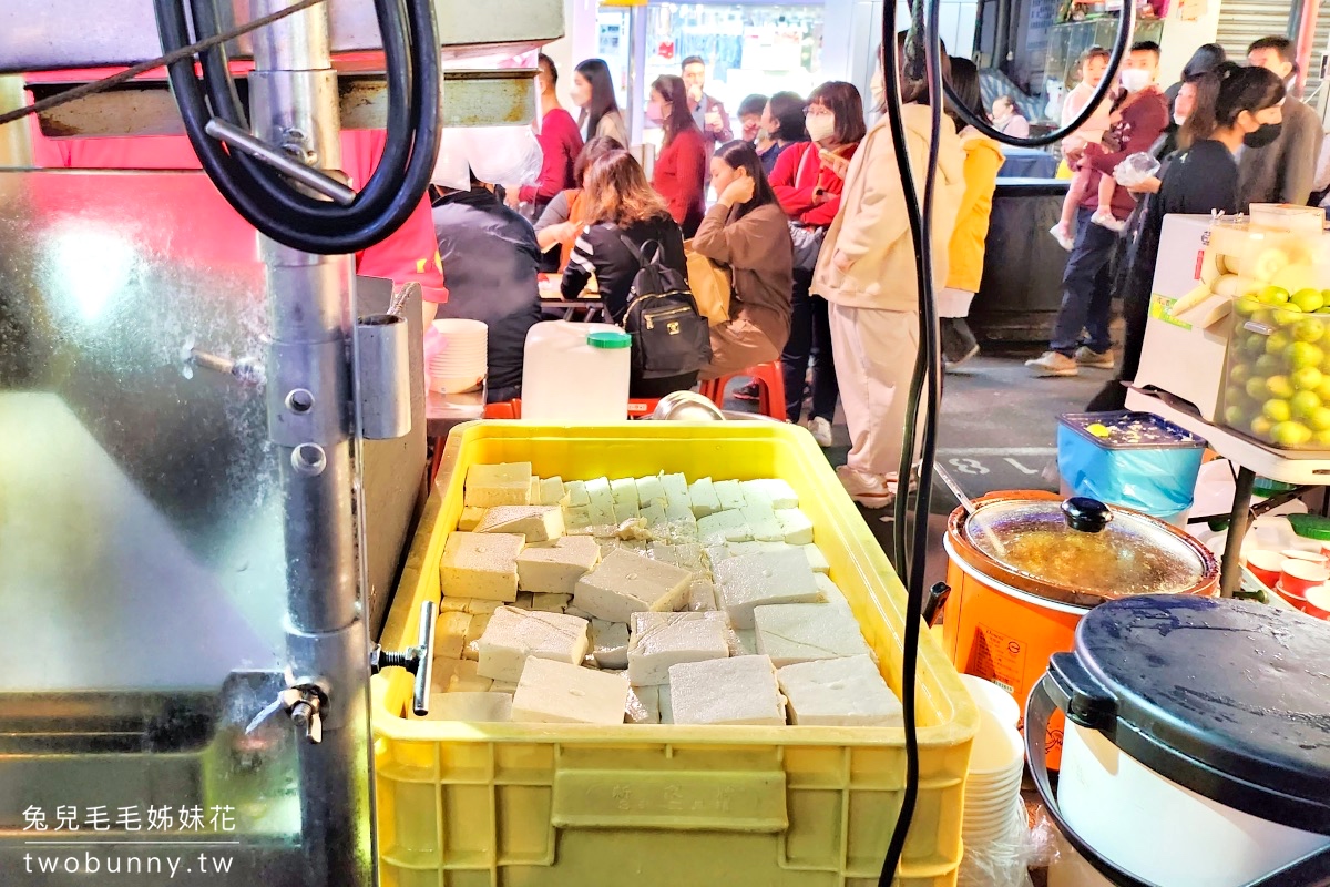 饒河街美食》下港名彭臭豆腐～饒河街超強排隊名店，必吃脆皮臭豆腐，蚵仔煎也好吃 @兔兒毛毛姊妹花