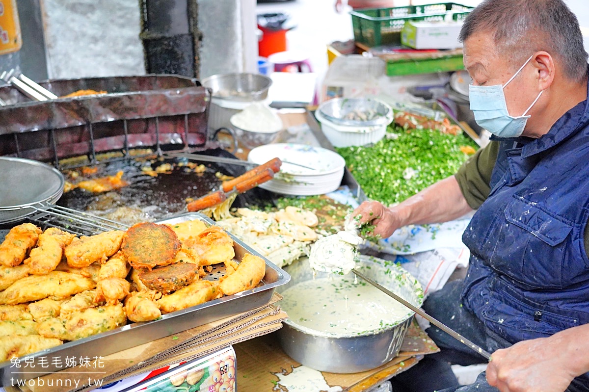 南投草屯美食【榕樹下扣仔嗲】沒有招牌就能飄香一甲子的古早味炸物小吃攤，在地人也超愛 @兔兒毛毛姊妹花