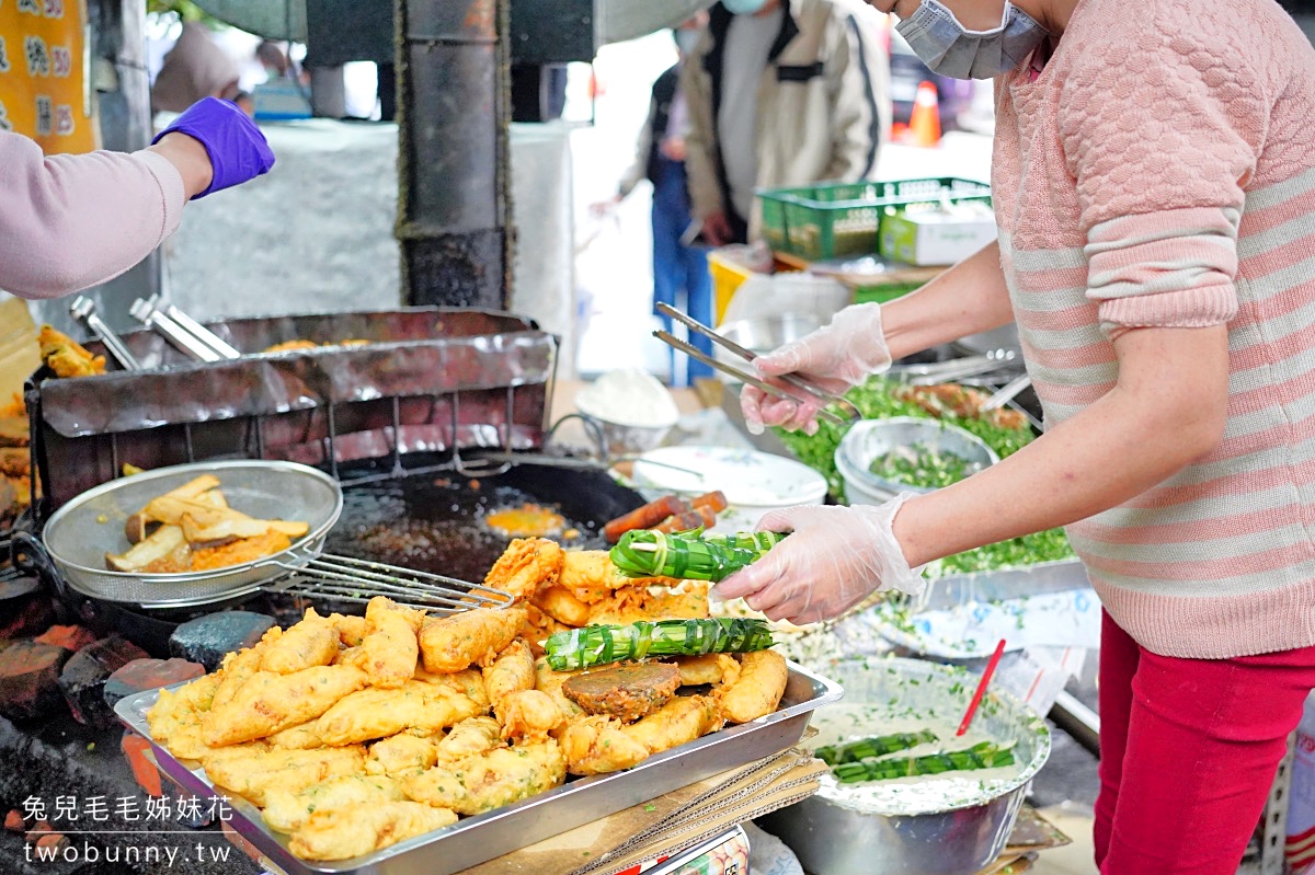 南投草屯美食【榕樹下扣仔嗲】沒有招牌就能飄香一甲子的古早味炸物小吃攤，在地人也超愛 @兔兒毛毛姊妹花