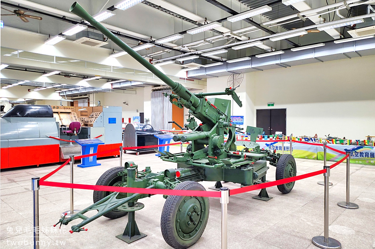 高雄岡山航空教育展示館｜亞洲第一懸吊飛機博物館，不只能看飛機還能開戰鬥機 @兔兒毛毛姊妹花