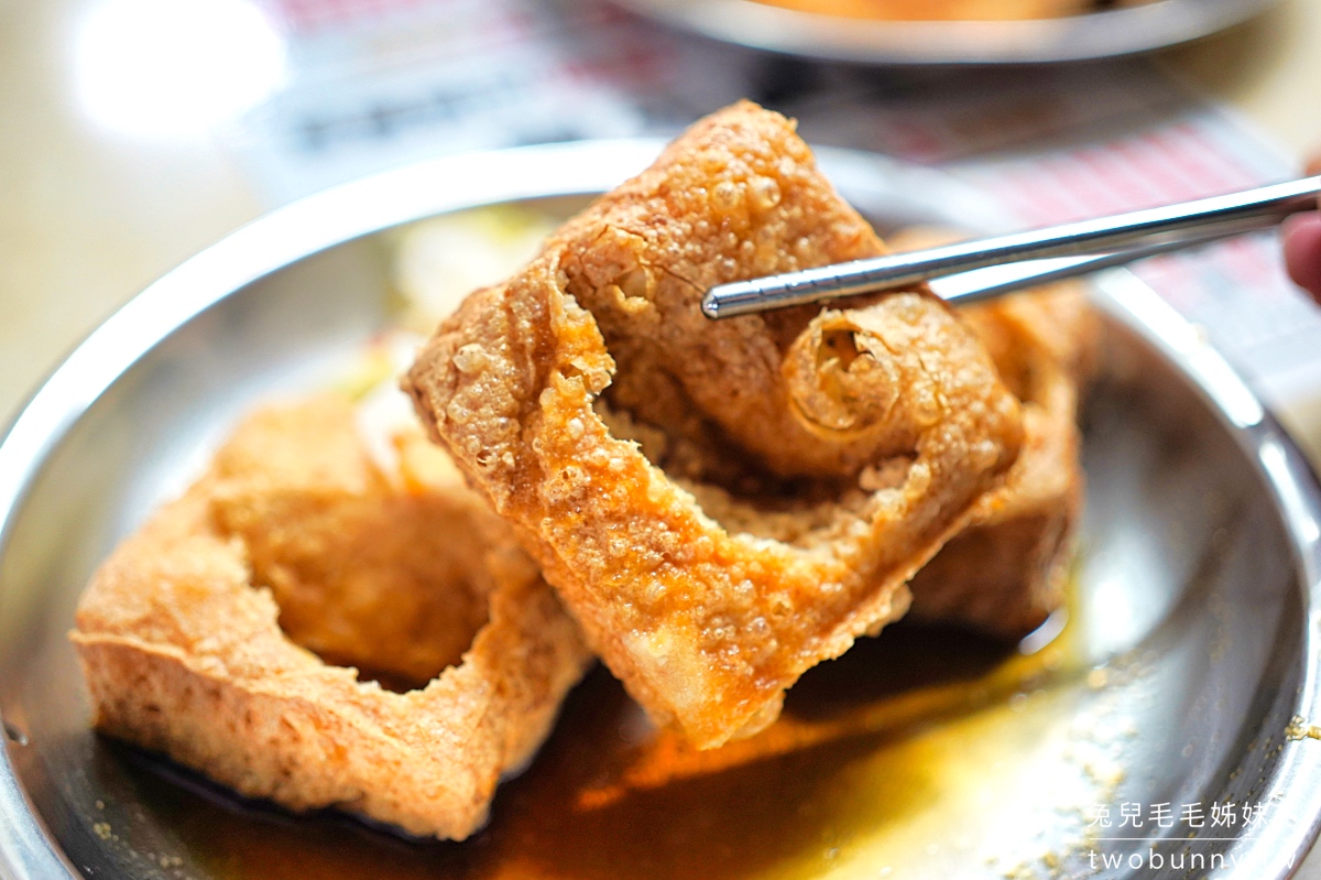 饒河街美食》下港名彭臭豆腐～饒河街超強排隊名店，必吃脆皮臭豆腐，蚵仔煎也好吃 @兔兒毛毛姊妹花