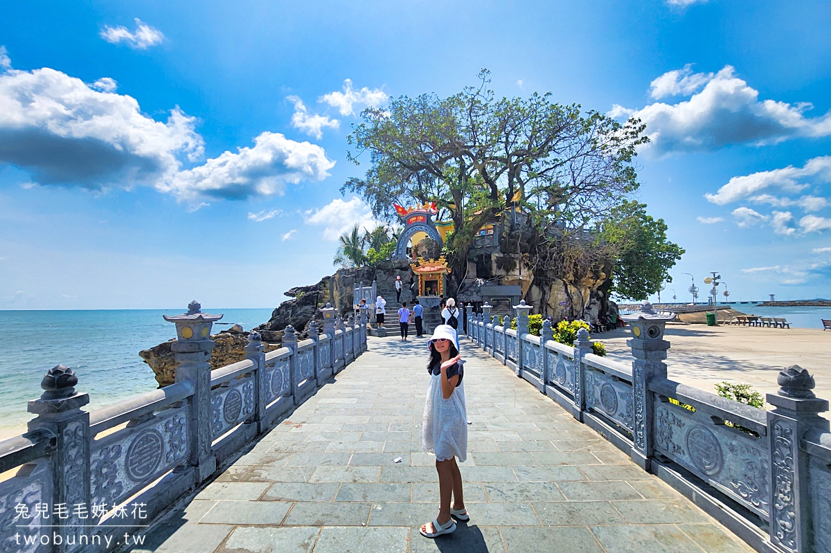 富國島景點》小龍王廟｜舅舅廟 Dinh Cậu Shrine～蓋在岩石上的小廟，保佑漁船平安還有無敵海景 @兔兒毛毛姊妹花