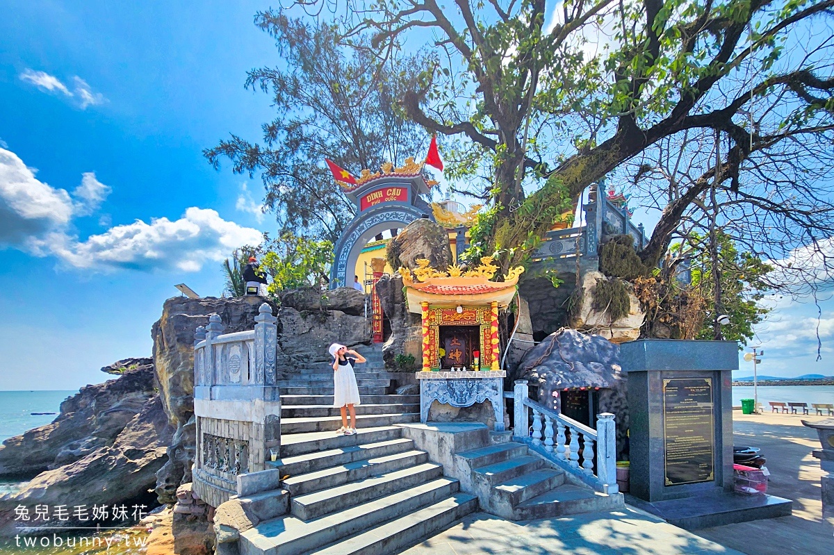 富國島景點》小龍王廟｜舅舅廟 Dinh Cậu Shrine～蓋在岩石上的小廟，保佑漁船平安還有無敵海景 @兔兒毛毛姊妹花